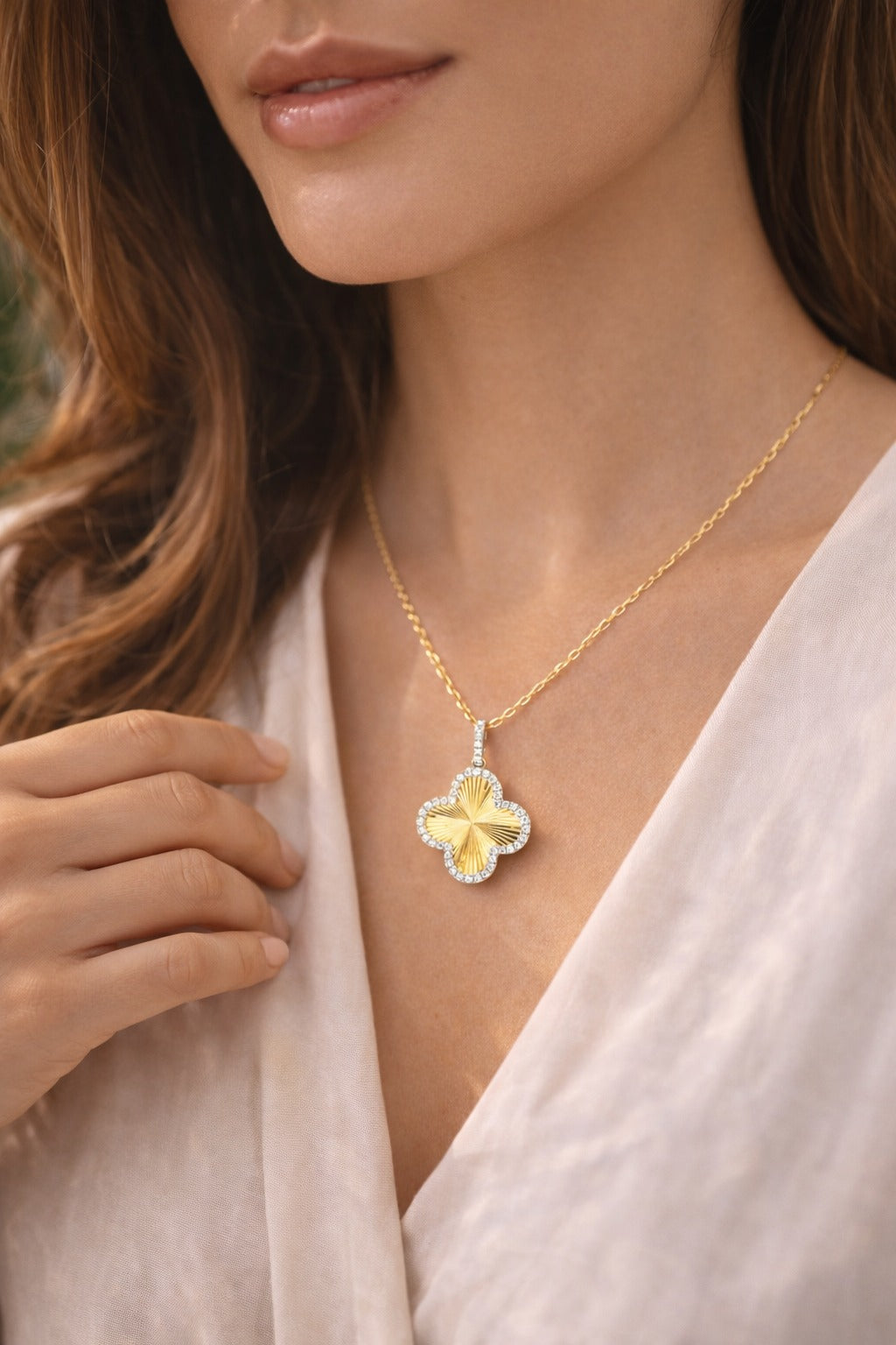 14K Yellow Gold Clover Pendant Necklace with Round Brilliant Diamonds